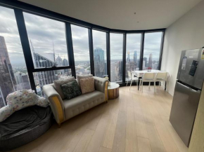 Sky-High Cozy Apt in Melb CBD!